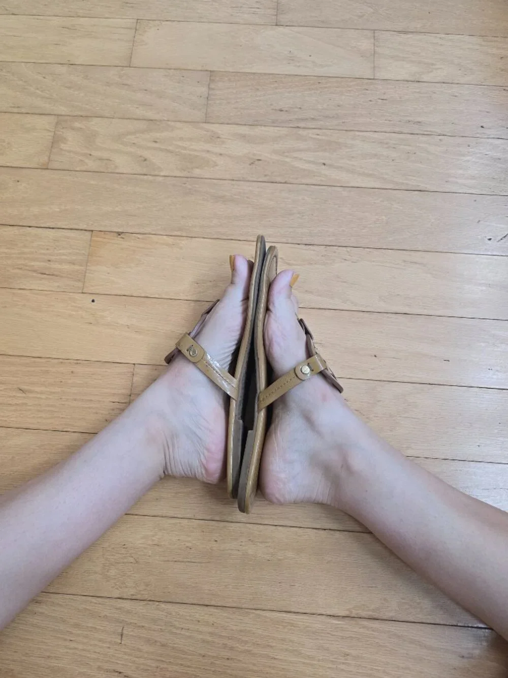 Tory Burch | Miller tan monochrome patent leather flip-flop sandals | WMS 7.5